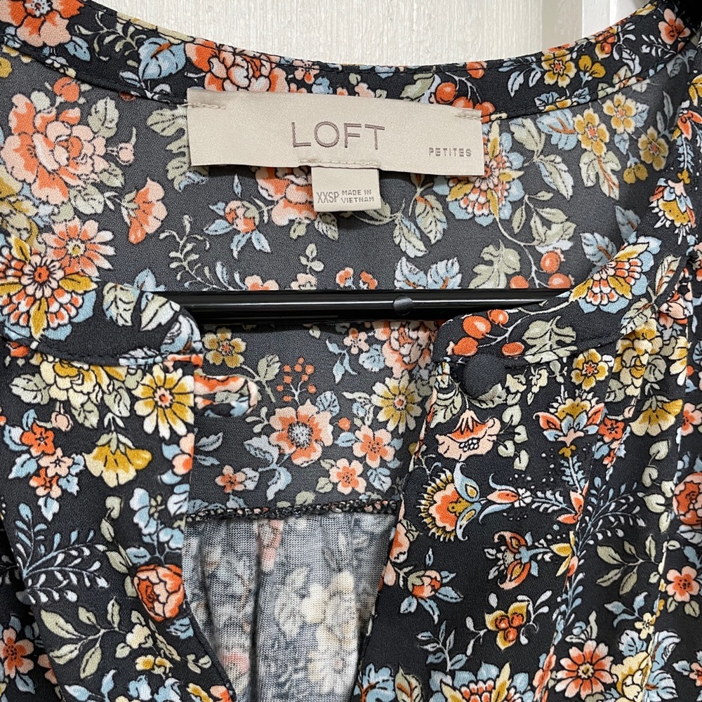 Ann Taylor Loft XXSP Mixed-Material Floral Top (Keyhole Front with Button) - Picture 4 of 8